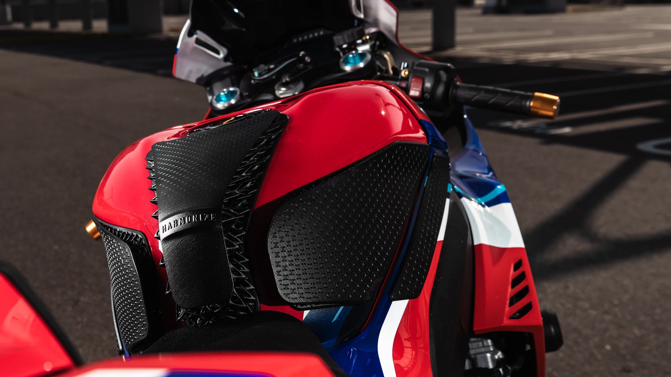 Close view of the HARMONIZE EXT-SC82 integrated with the Honda CBR1000RR-R fuel tank