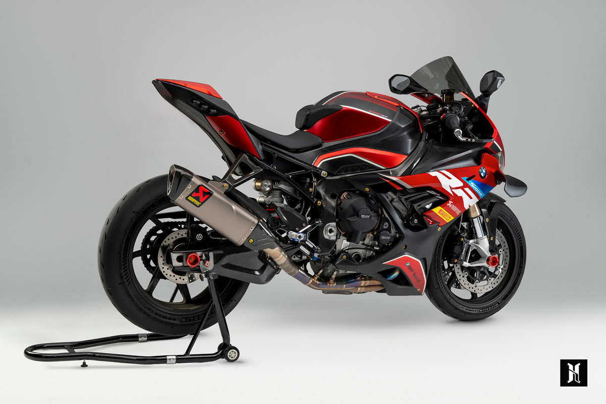 EXT support system installed on BMW S1000RR showing motorcycle tank grip pad position and knee grip support on fuel tank
