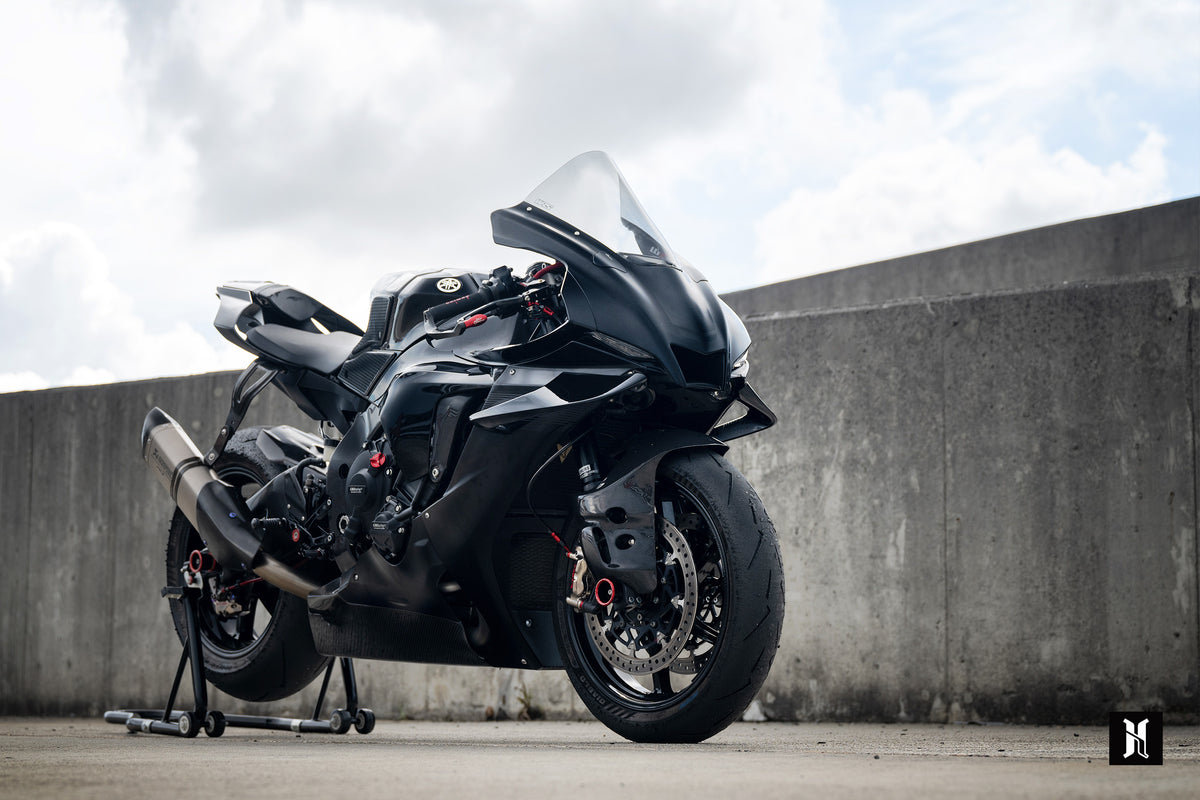 Full Yamaha YZF-R1 with HARMONIZE HMZ-R1 winglets installed