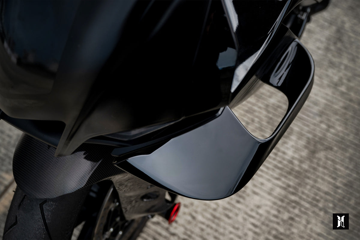 Yamaha YZF-R1 with HARMONIZE HMZ-R1 winglets installed on front fairing