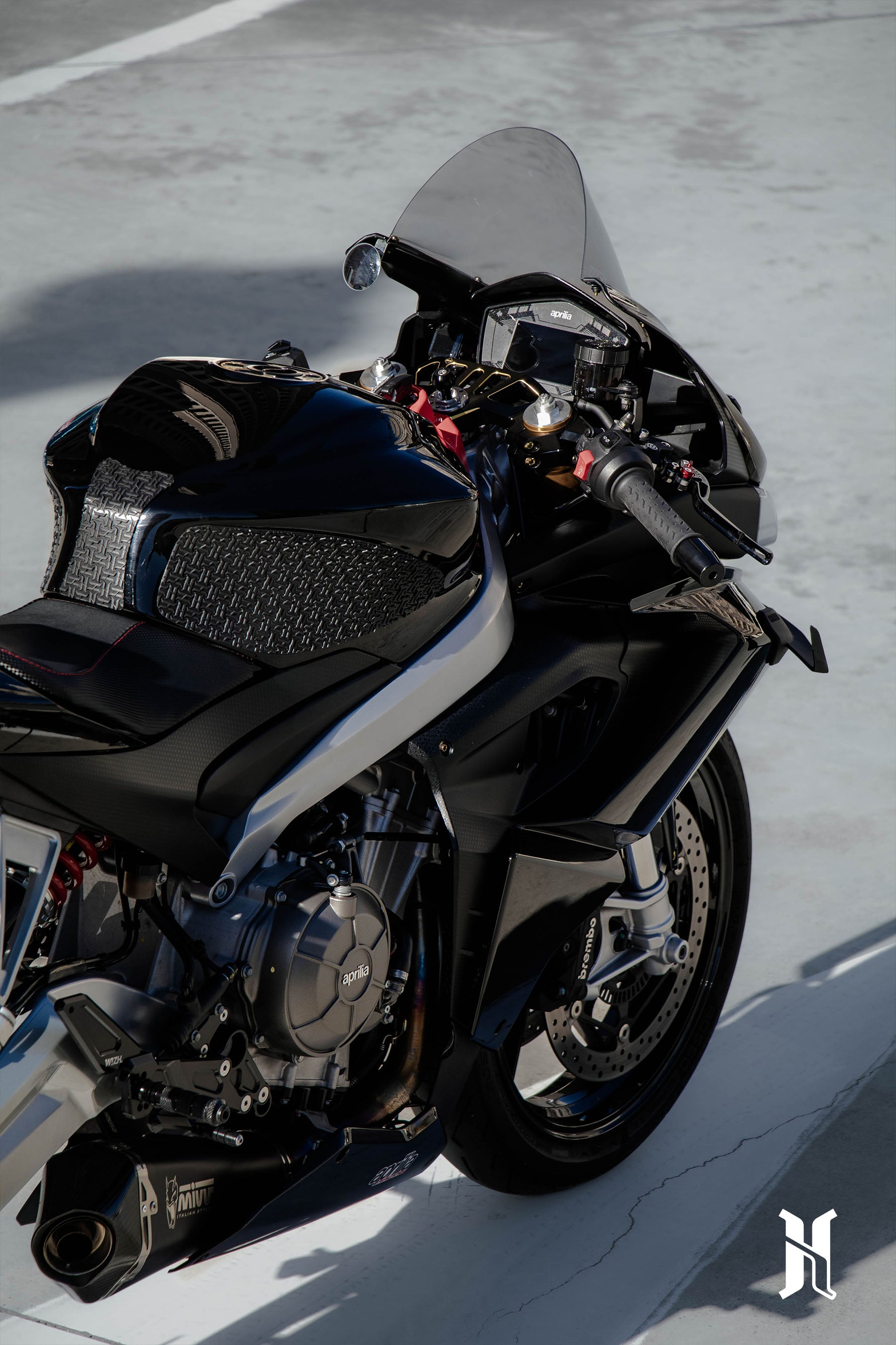premium finish of HARMONIZE rubber tank pad providing scratch protection and refined appearance