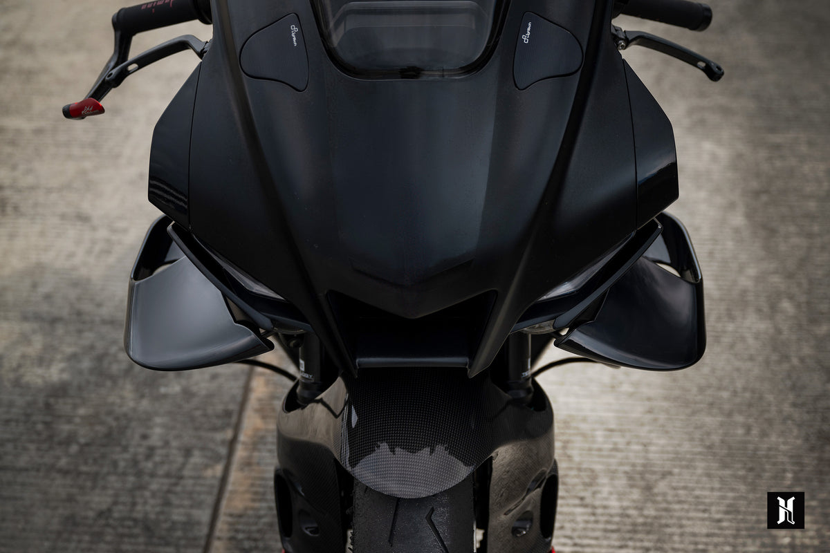 Front view of Yamaha YZF-R1 with HARMONIZE HMZ-R1 winglets