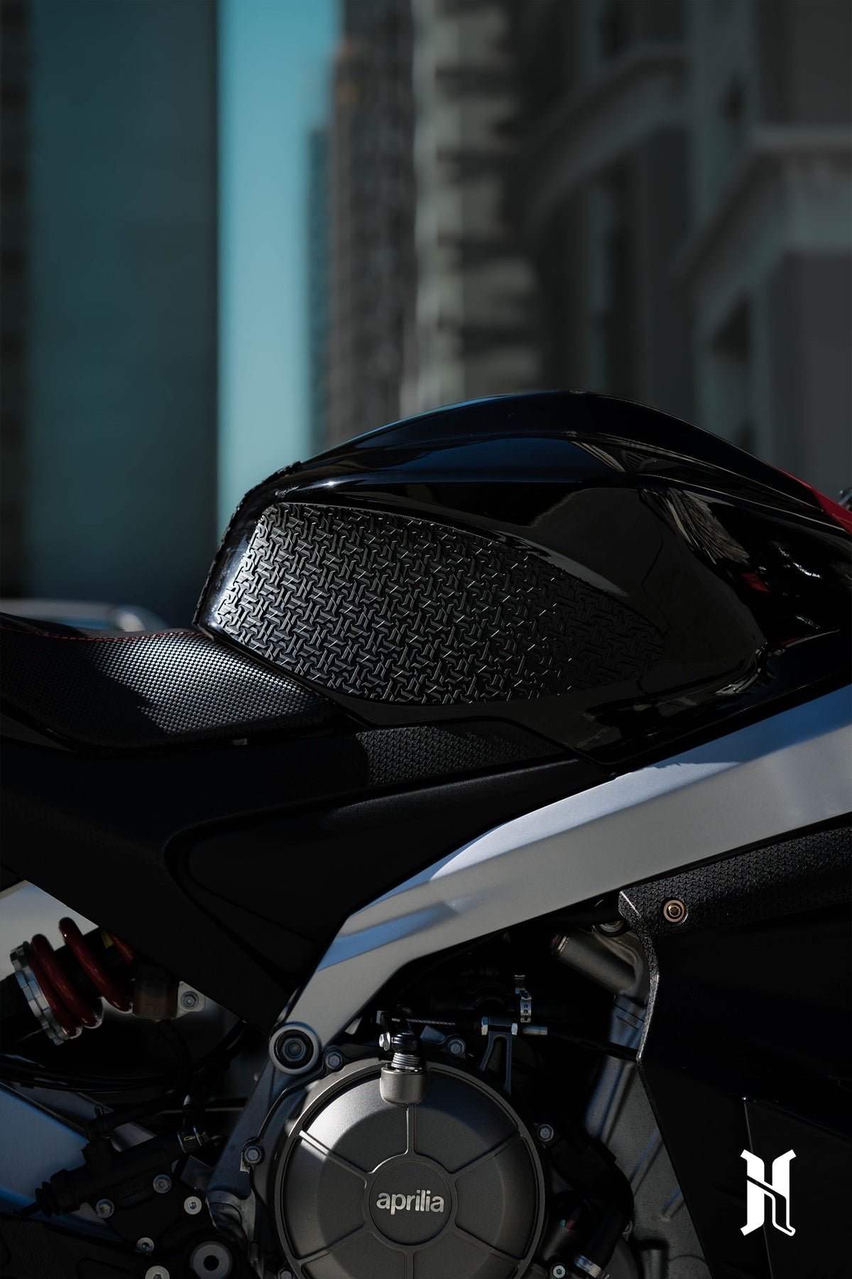 close-up of premium rubber texture on HARMONIZE tank pad for Aprilia RS 660 and Tuono 660