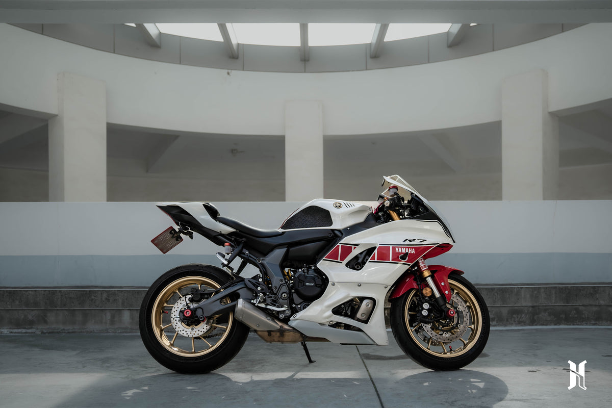 Yamaha YZF-R7 with HTP tank pads installed showing sporty grip pad integration on fuel tank