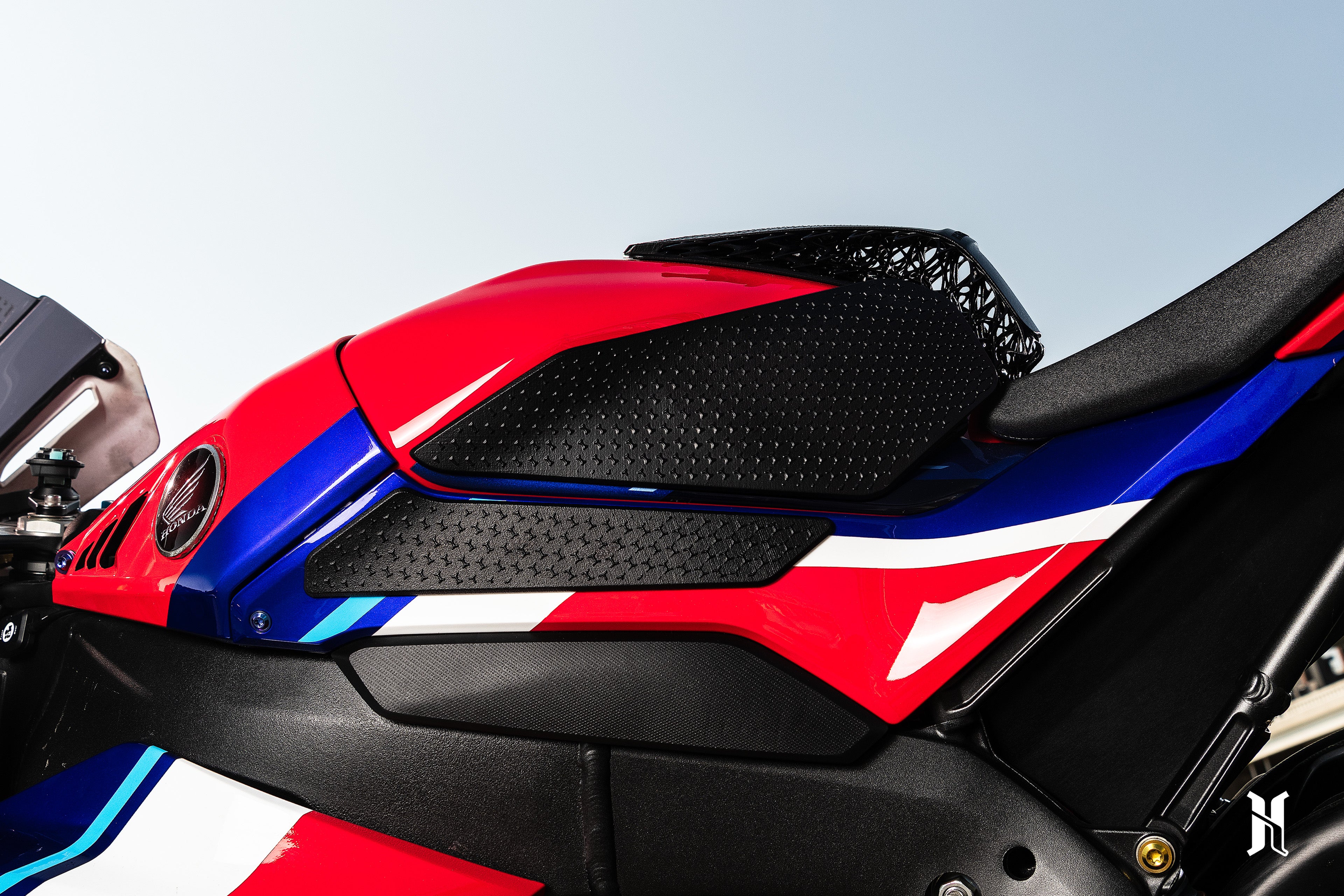 Close-up detail of HARMONIZE EXT-SC82 support component on Honda CBR1000RR-R