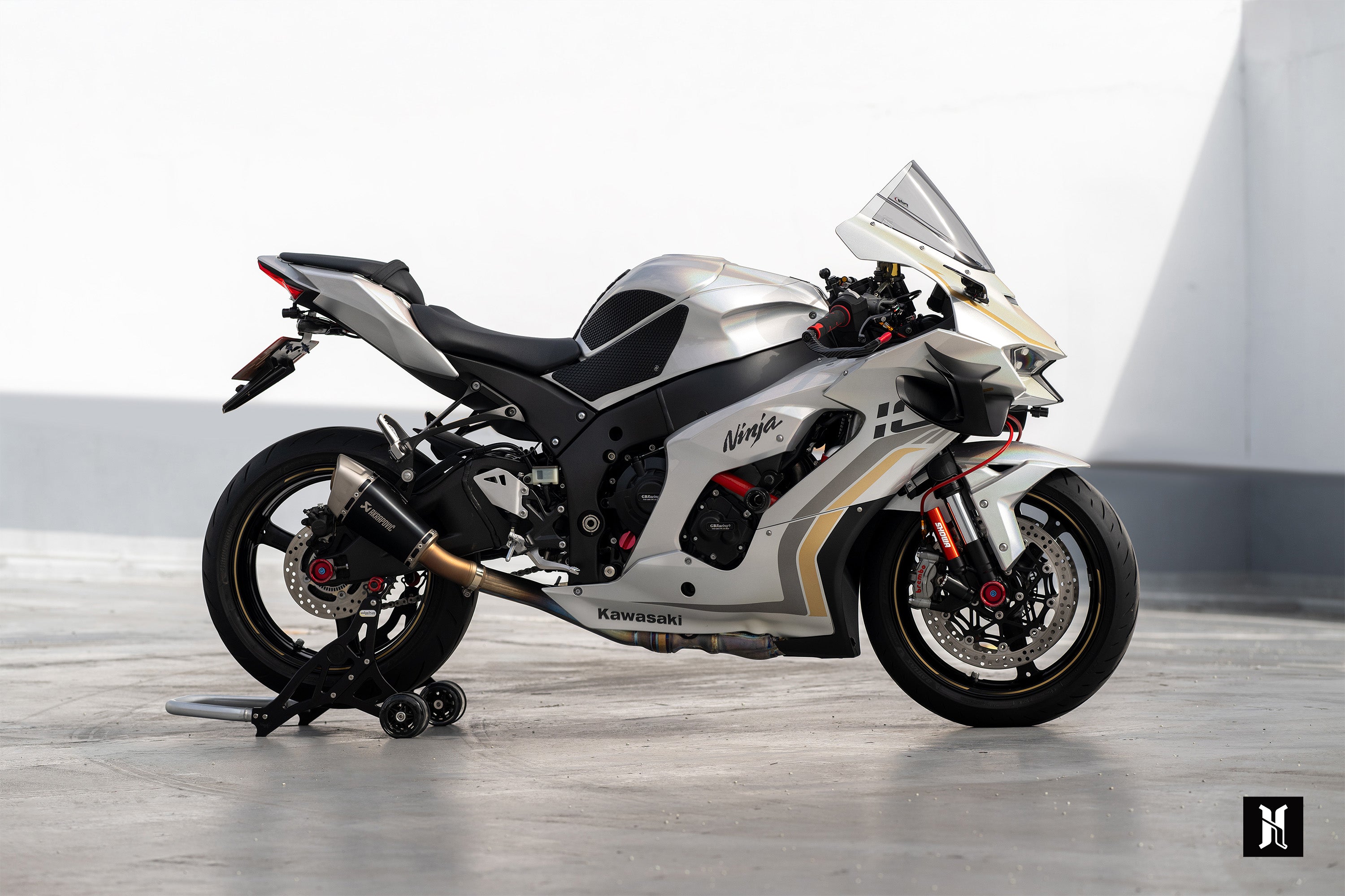 HARMONIZE HMZ-ZX10R winglets integrated with Kawasaki Ninja ZX-10R fairing