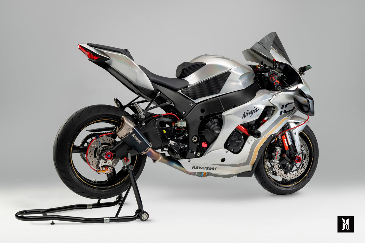 Front view of Kawasaki Ninja ZX-10R with HARMONIZE HMZ-ZX10R winglets