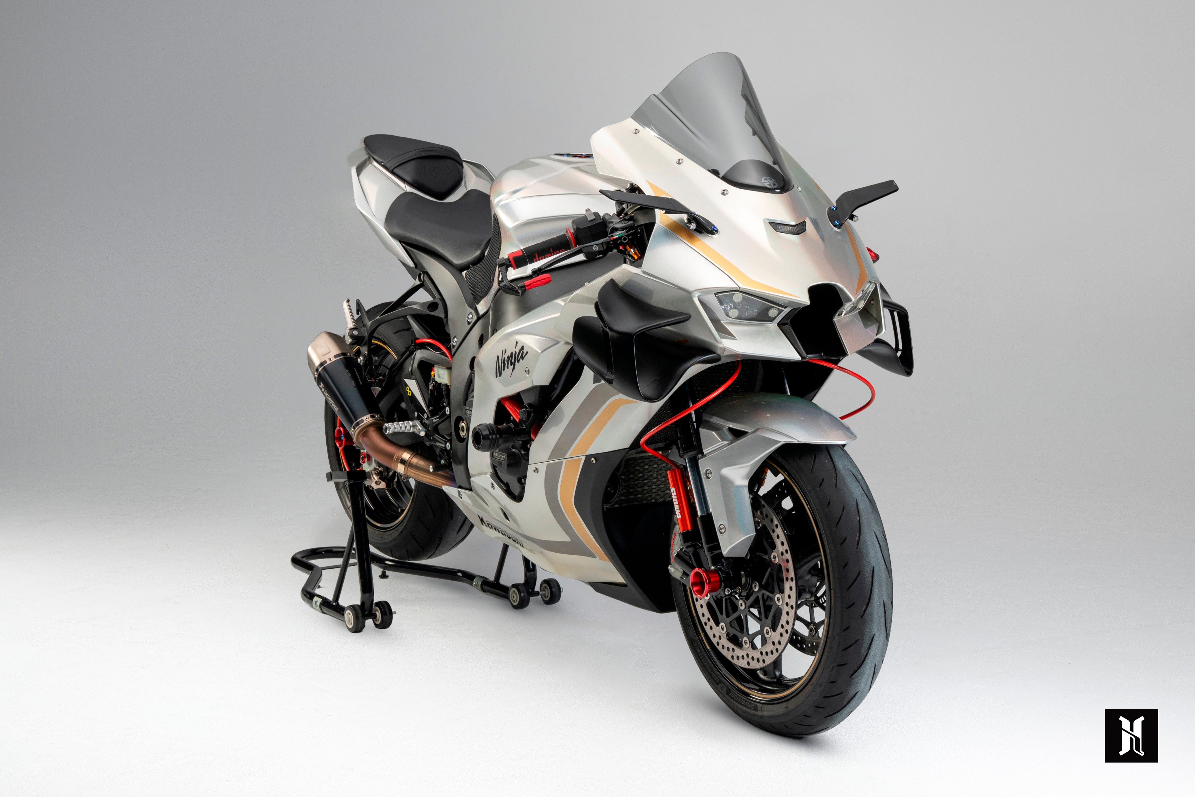 Kawasaki Ninja ZX-10R with HARMONIZE HMZ-ZX10R winglets installed