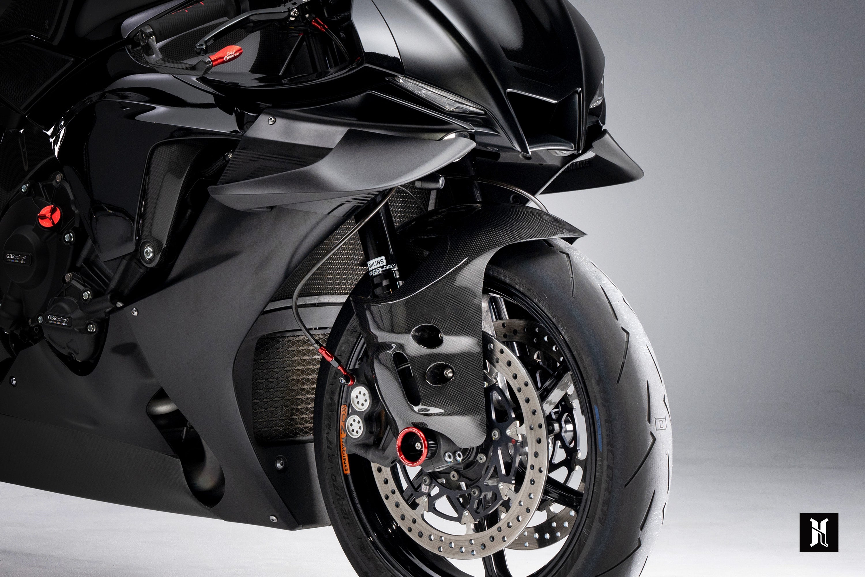 High-quality molded carbon fiber front fender for Yamaha YZF-R1, with superior rigidity and durability.