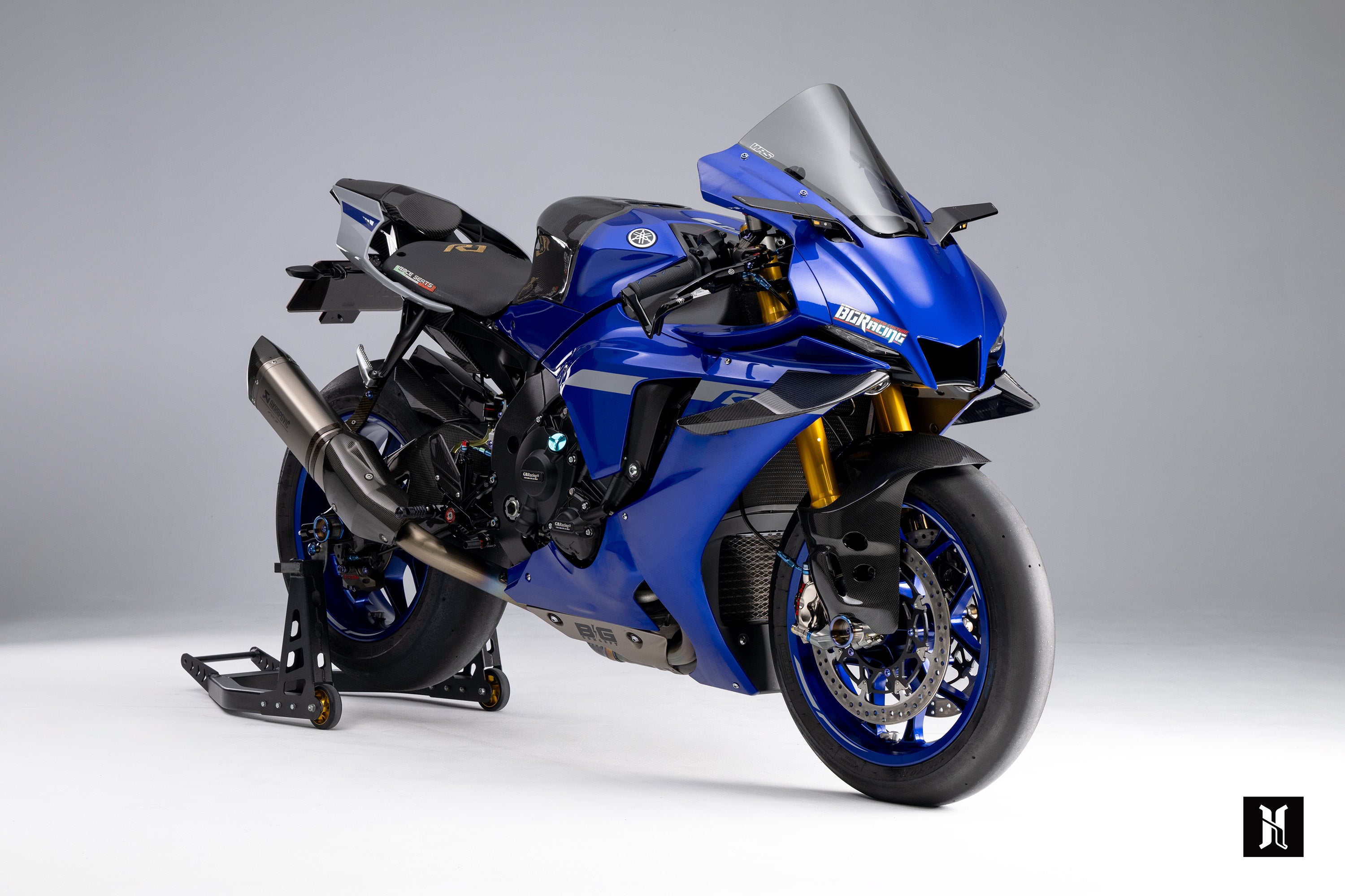 HMZ-R1 FD carbon fiber front fender installed on a compatible Yamaha motorcycle