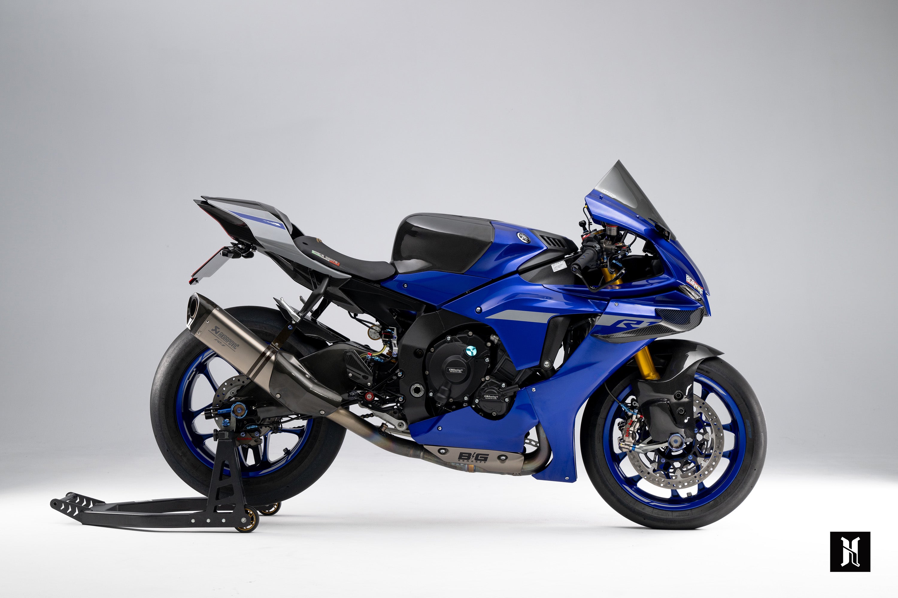 Premium carbon fiber front fender for Yamaha R1, R6, and MT10, engineered for high-speed performance.