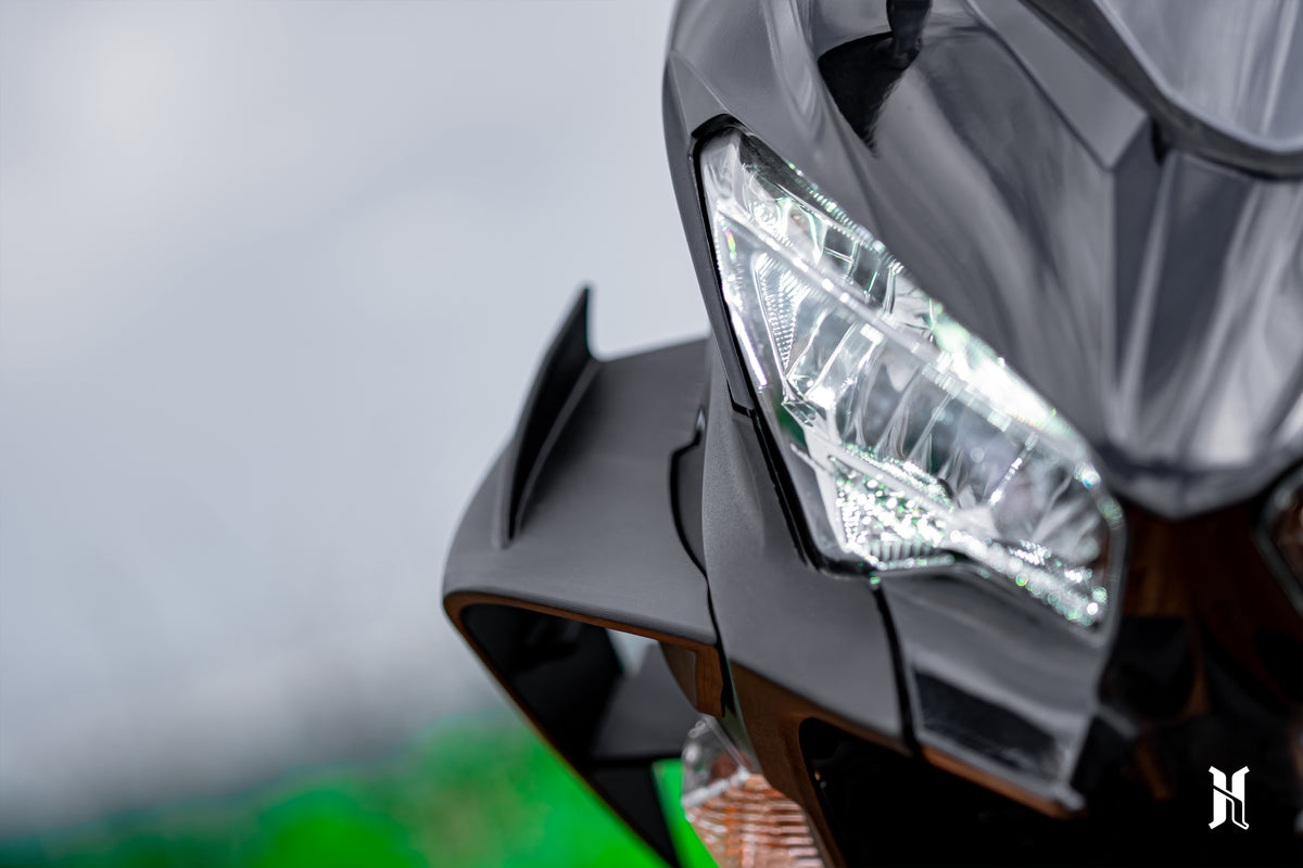 Aerodynamic edge shape of HARMONIZE winglet optimizing airflow on Kawasaki Ninja 400
