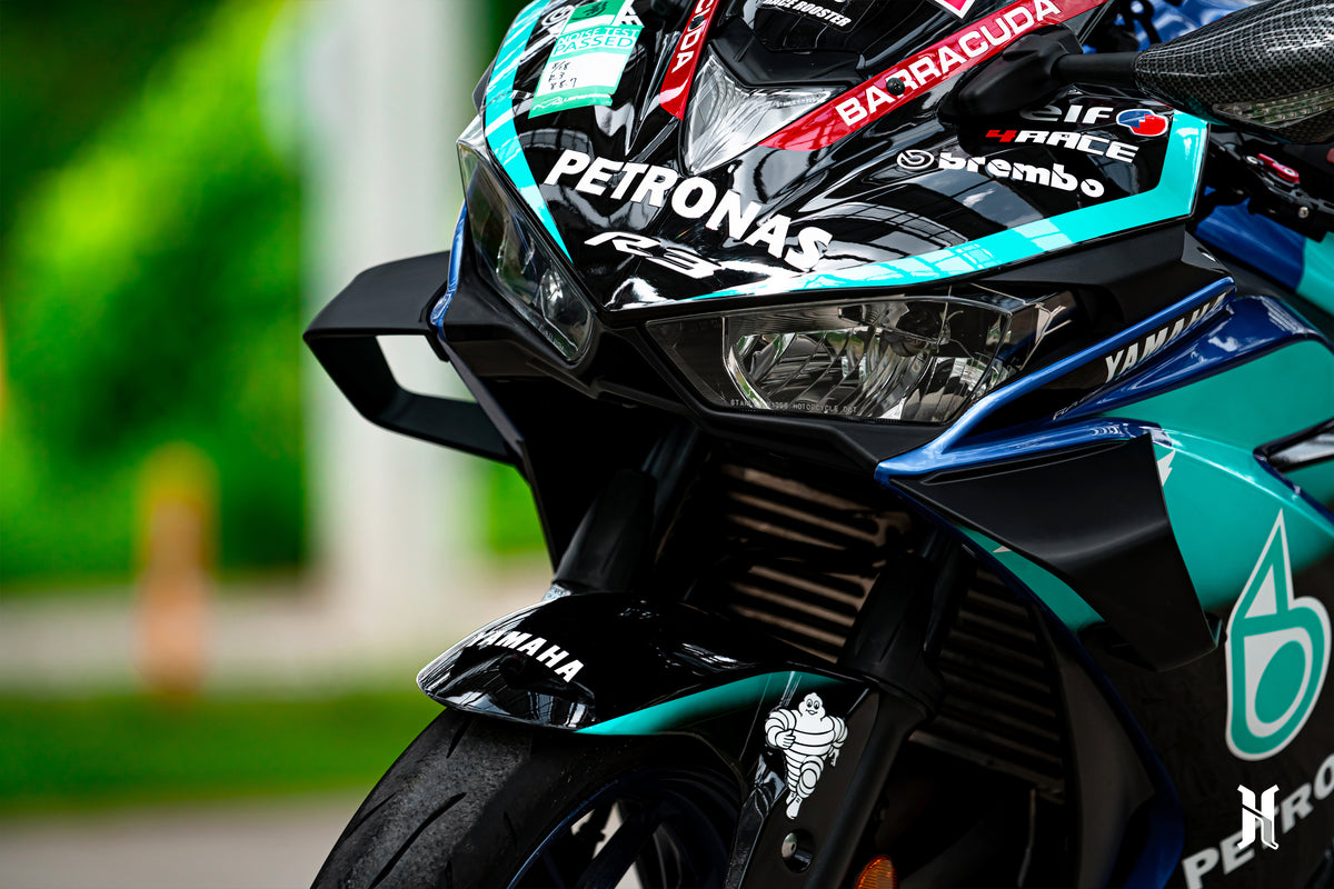 close-up of carbon fiber reinforced thermoplastic material used in HARMONIZE Yamaha R3 winglet