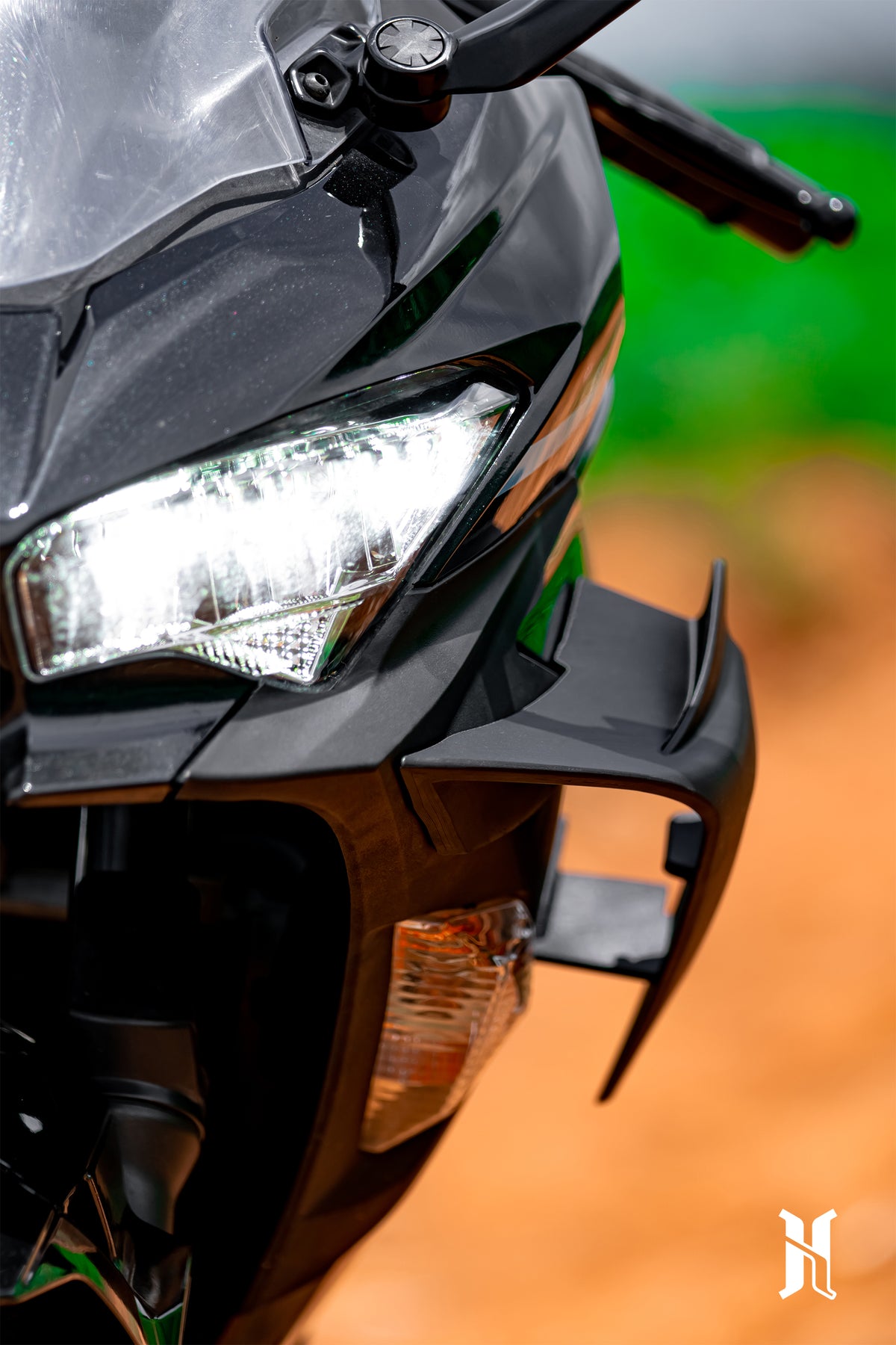 Kawasaki Ninja 400 equipped with HARMONIZE winglets delivering aggressive high-end racing styling
