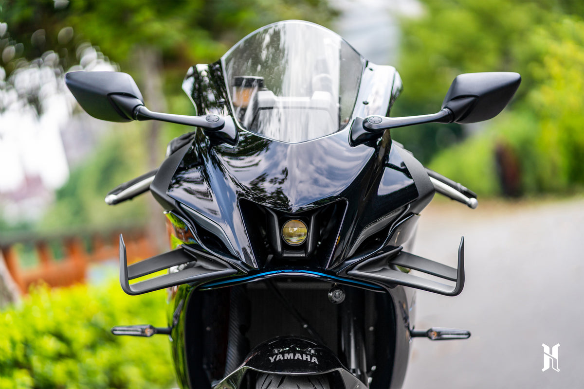 Mounting system of HARMONIZE winglet engineered for precise fit on Yamaha YZF-R7 fairing
