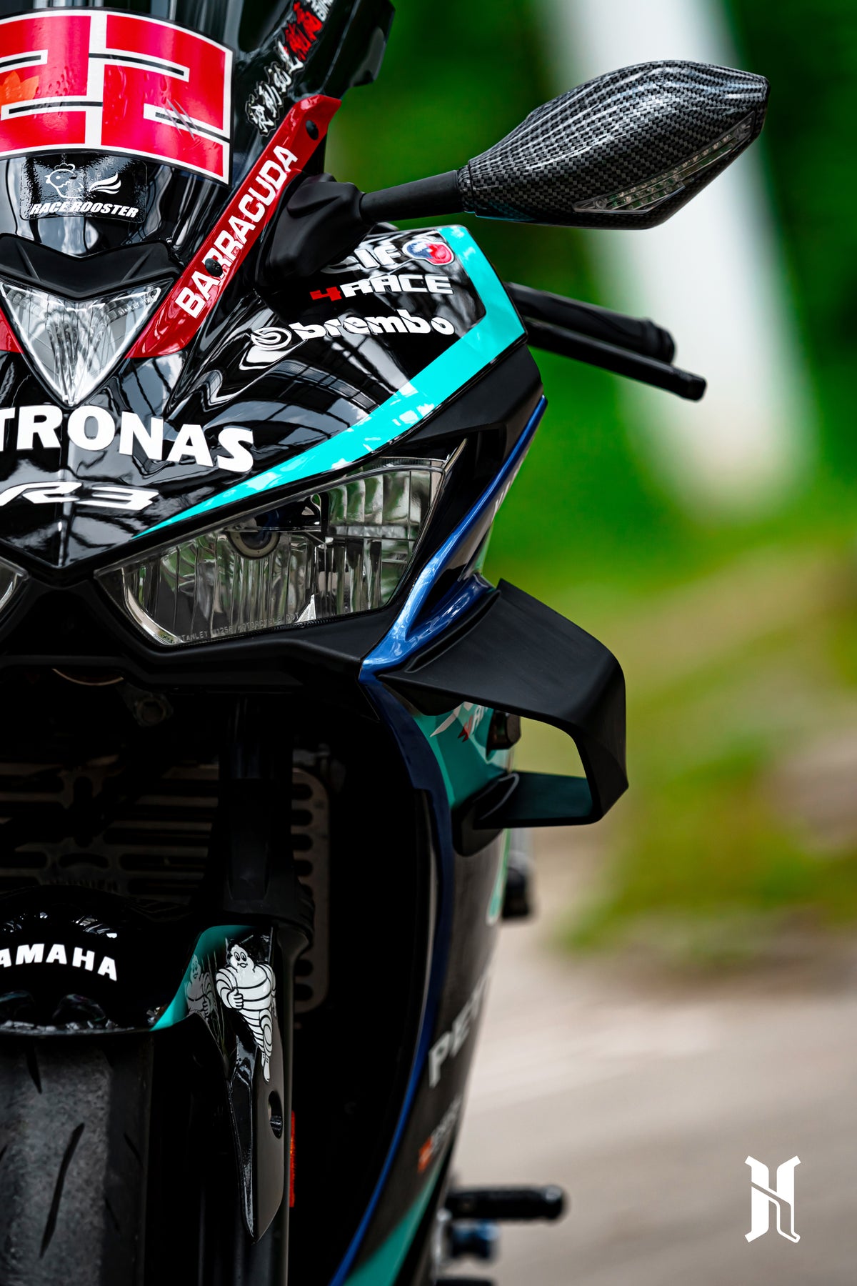 Precision fitment of HARMONIZE winglet seamlessly integrated on Yamaha R3 bodywork

