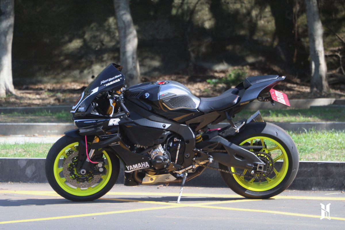 Front view Yamaha YZF-R1 featuring HARMONIZE winglets reflecting MotoGP evolution and track performance design

