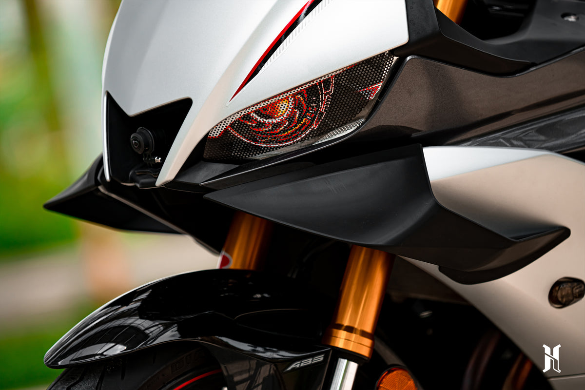 Aerodynamic edge design of HARMONIZE winglet optimizing airflow on Yamaha YZF-R3
