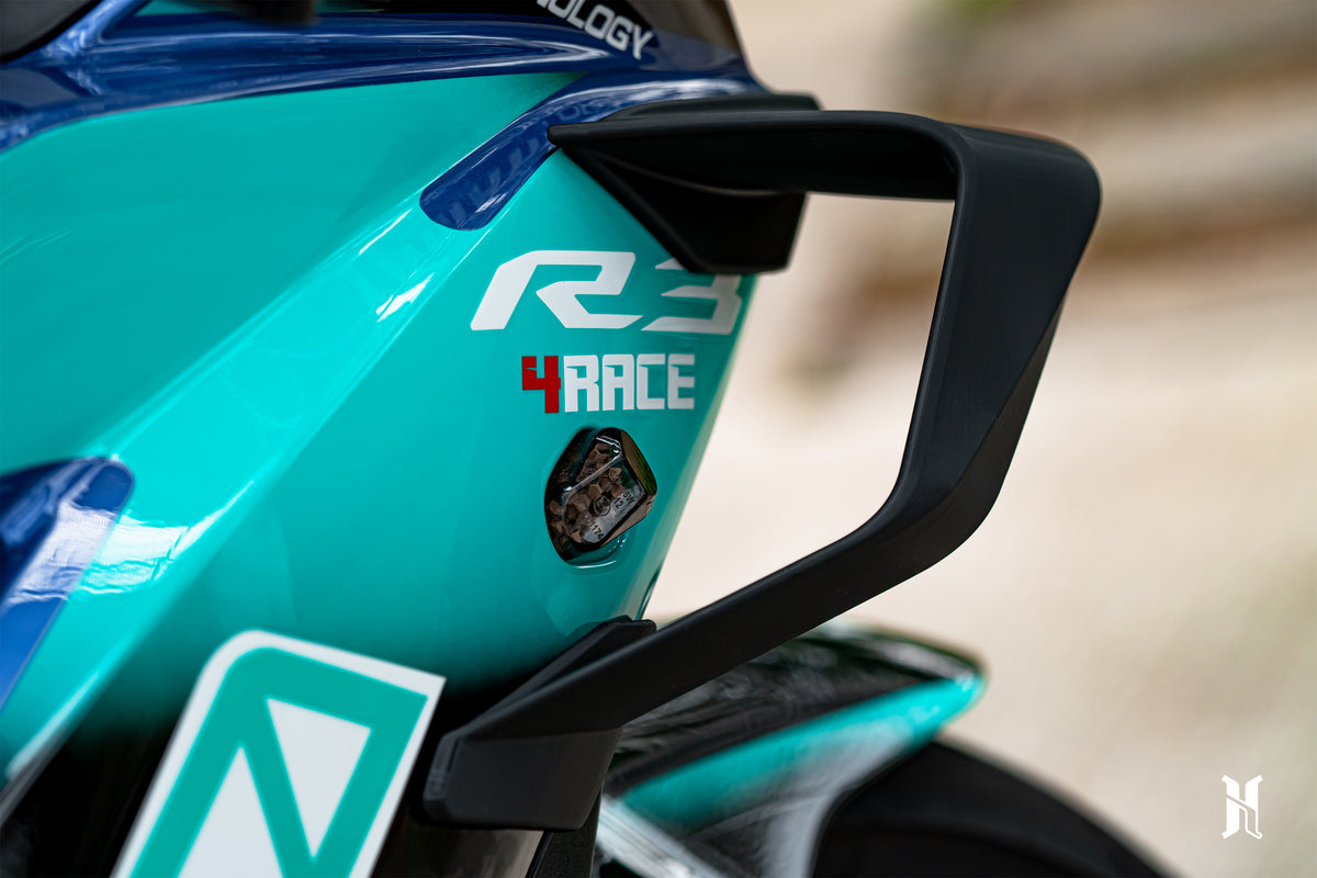 mounting structure of HARMONIZE racing winglet installed on Yamaha YZF-R3 fairing