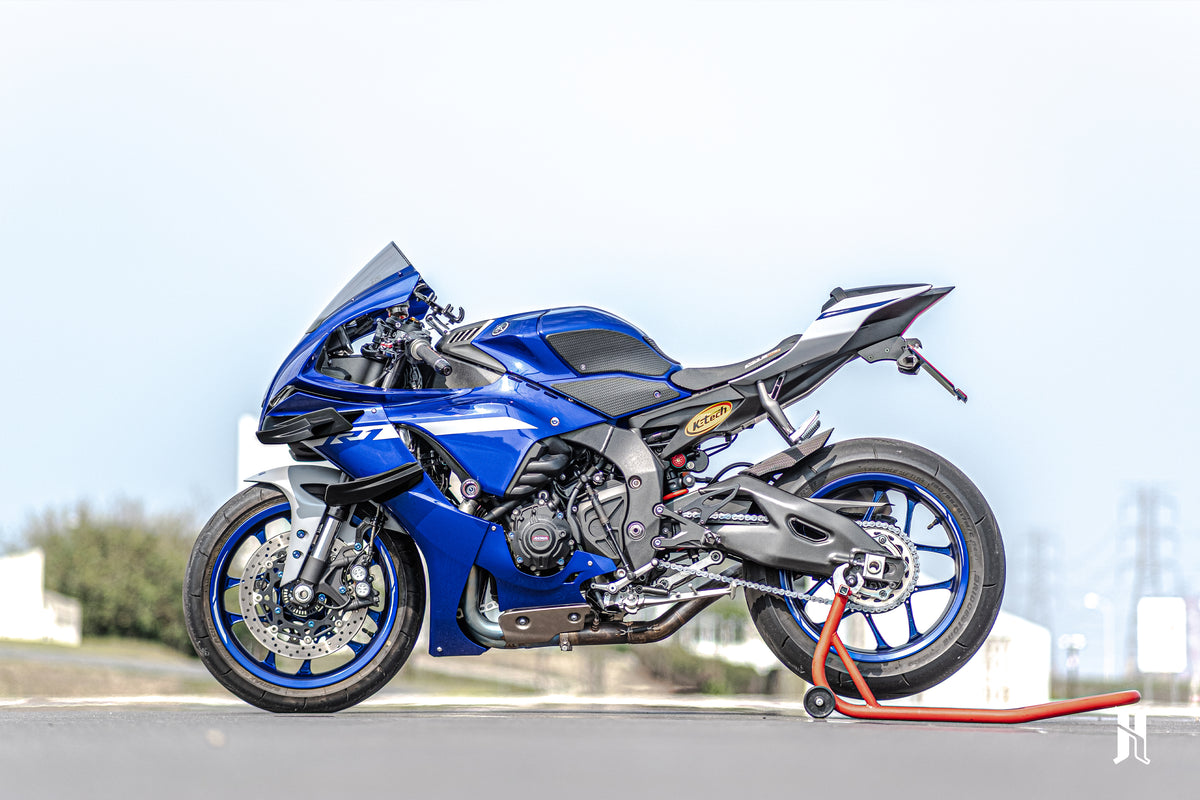 Yamaha YZF-R1 equipped with HARMONIZE winglets delivering MotoGP style aerodynamic performance and racing presence
