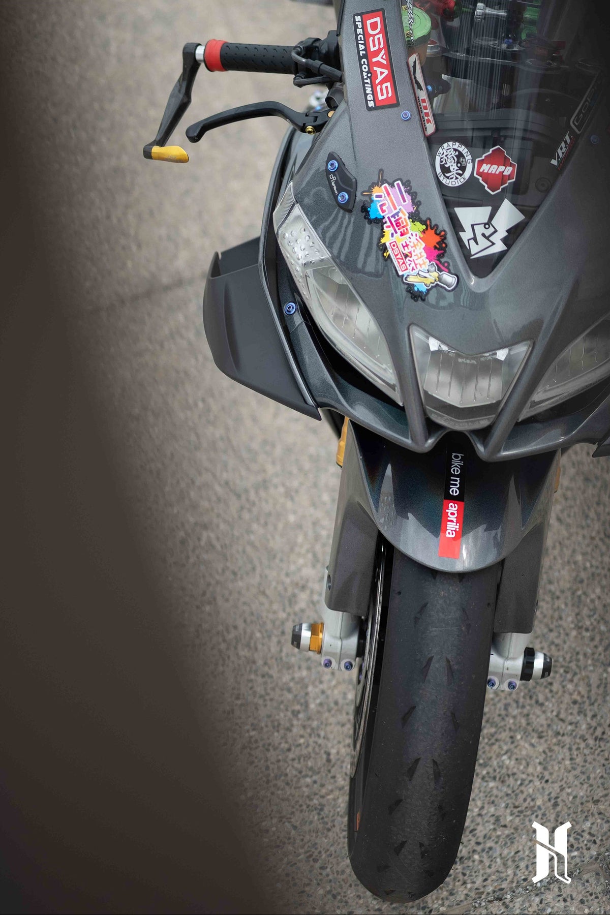Aprilia RSV4 with HARMONIZE MotoTech winglets shown in three-quarter view, highlighting aerodynamic efficiency and refined sport bike styling