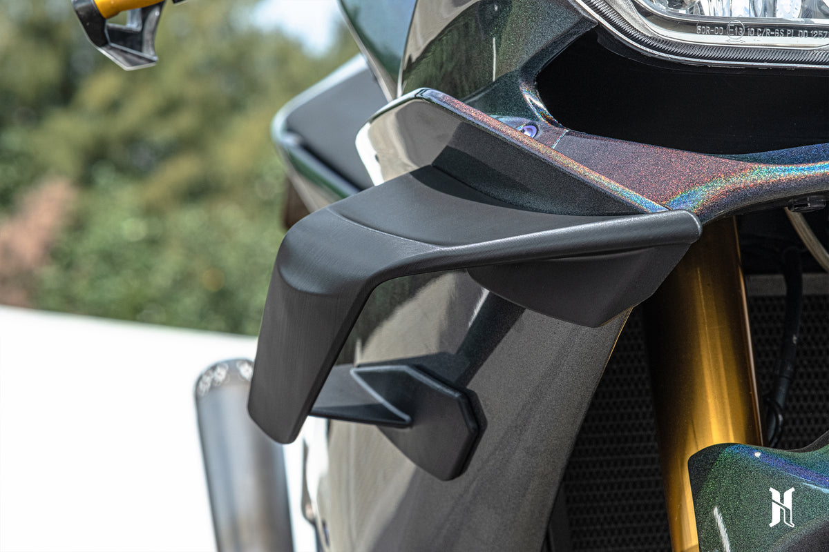 Detailed edge structure of HARMONIZE MotoTech winglet for Aprilia RSV4 ensuring aerodynamic precision