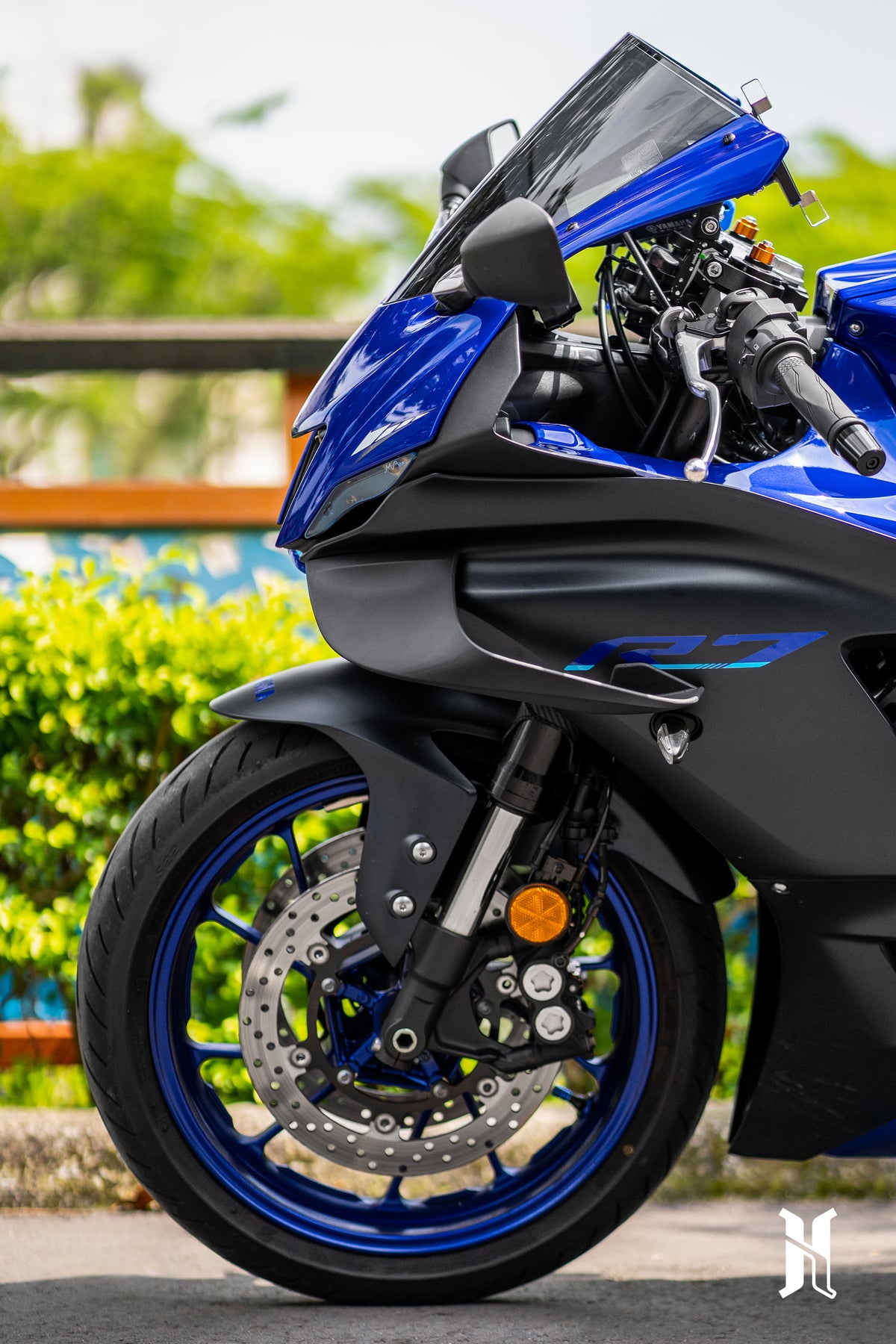 Yamaha YZF-R7 side profile with MotoGP-inspired aerodynamic winglets by HARMONIZE MotoTech, designed to improve airflow efficiency and riding stability