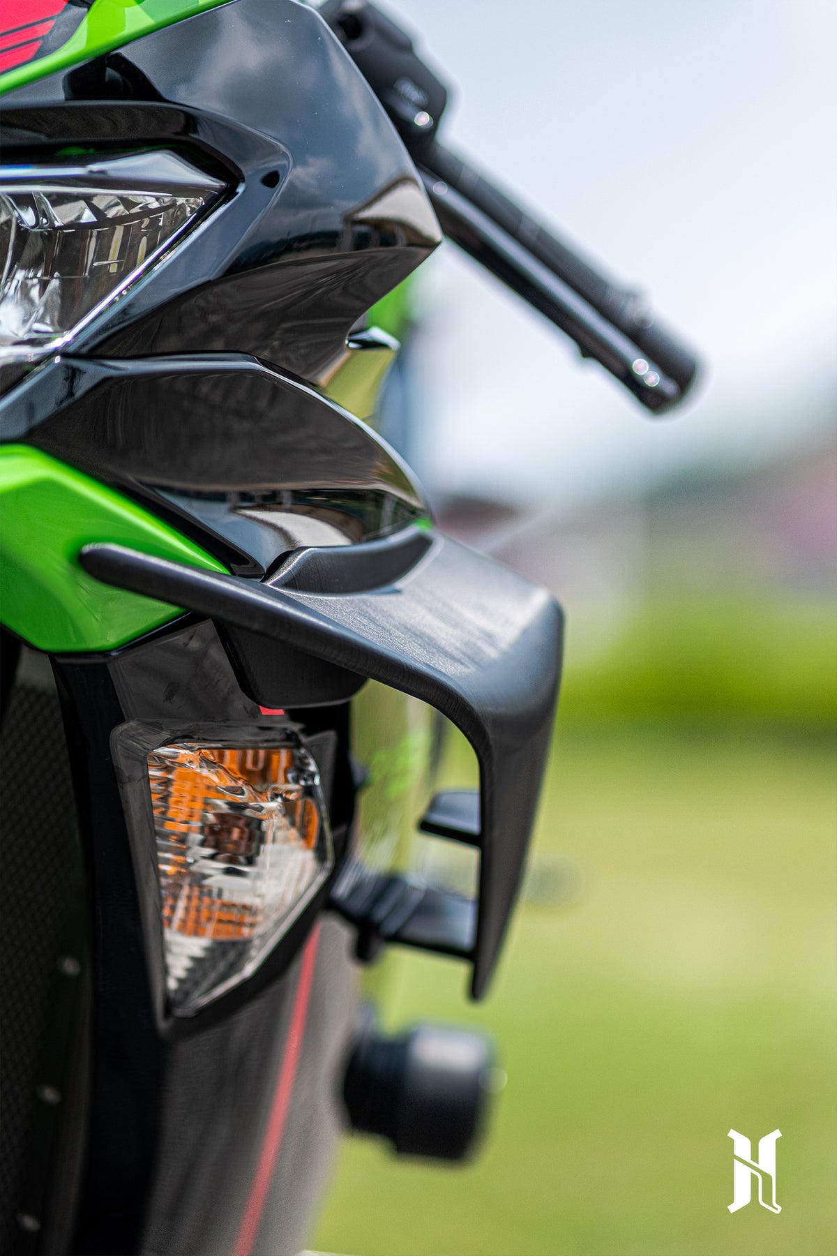 Airflow path design of ZX-6R 636 winglet engineered to guide air efficiently and improve stability