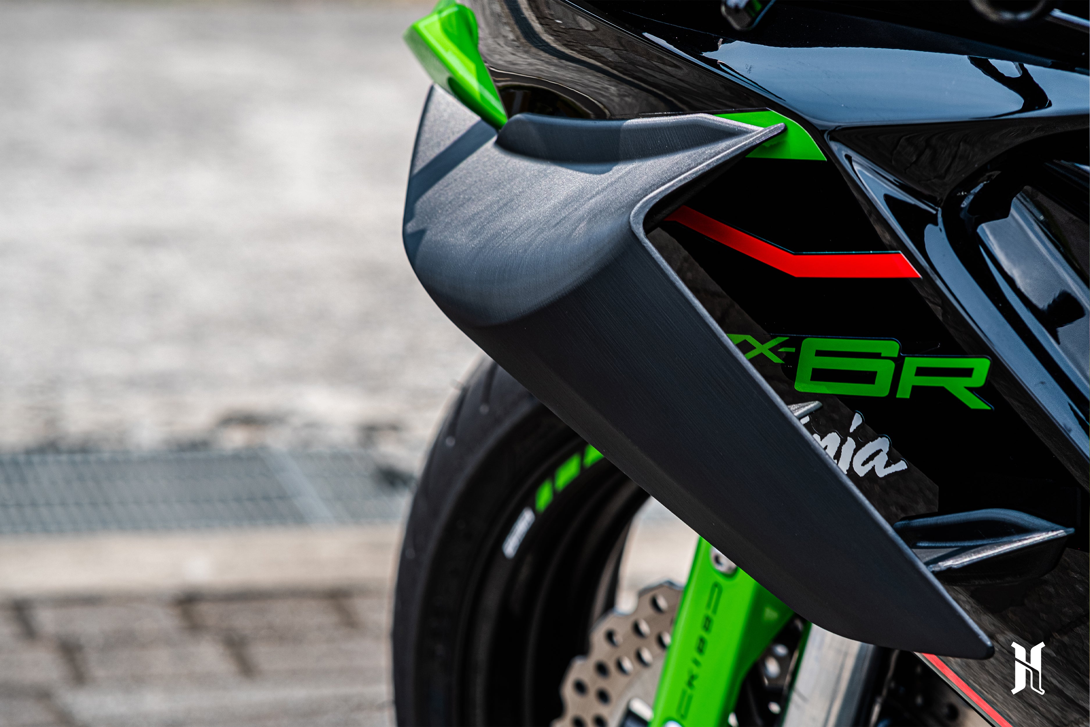 Winglet mounting fitment on Kawasaki ZX-6R 636 showing clean integration with front fairing