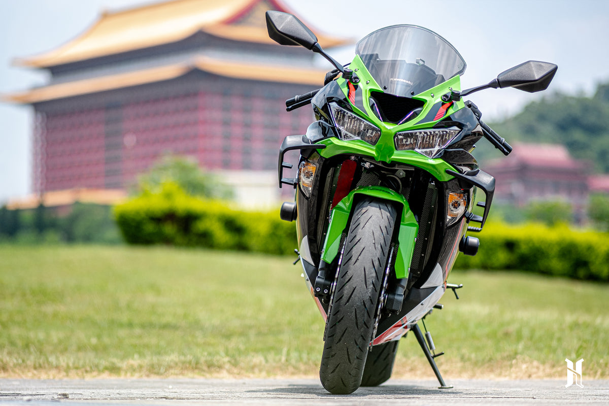 Side profile of Kawasaki Ninja ZX-6R 636 with integrated winglets, highlighting aerodynamic balance and design flow