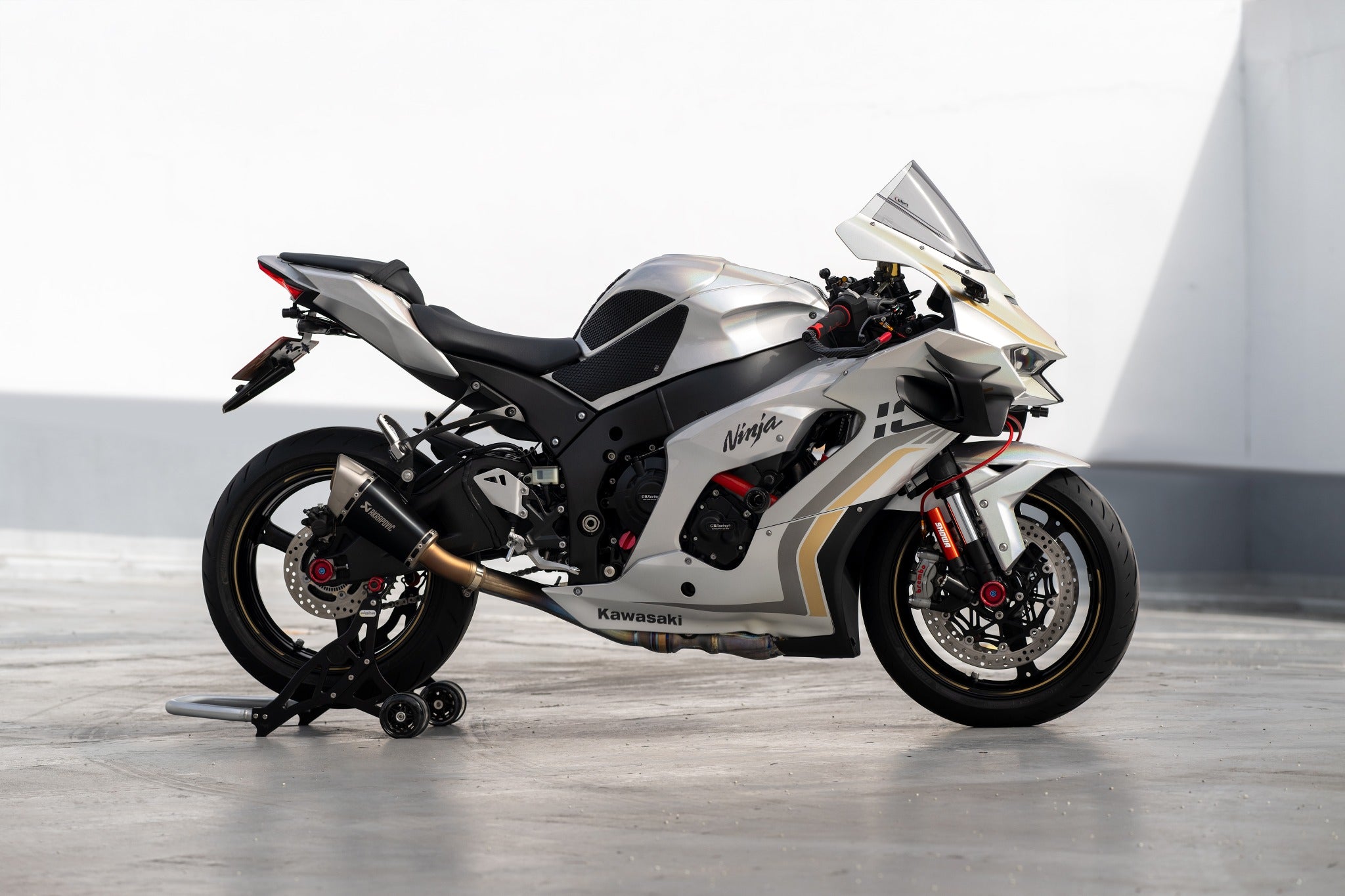 Side view of Kawasaki ZX-10R with final HARMONIZE HMZ-ZX10R winglets
